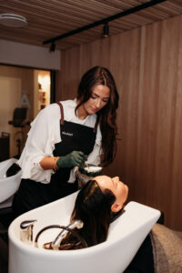 Kunde får utført fargebehandling og farging av bryn